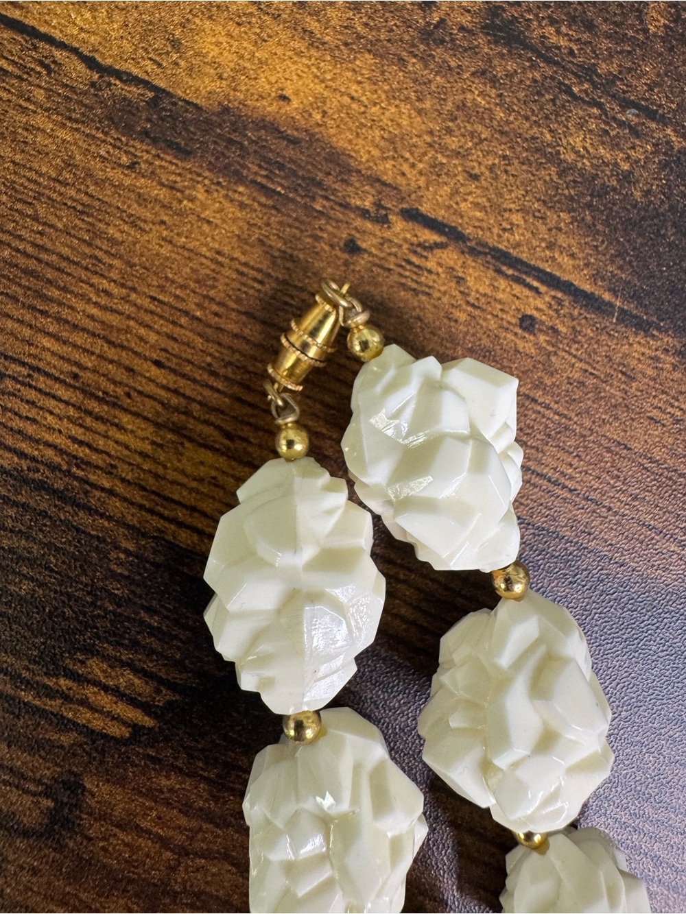 Vintage Cream Bead Necklace with Gold Accents - Rocks, Deco, Iconic - Picture 4 of 9